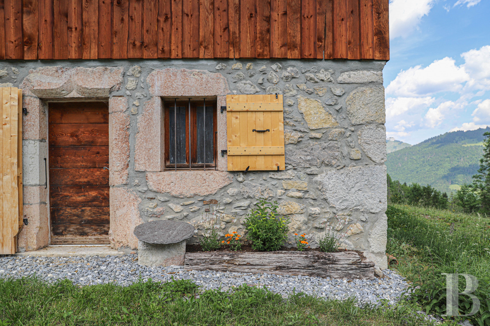 A traditional chalet barn surrounded by alpine pastures in Haute-Savoie, not far from Morzine - photo  n°38